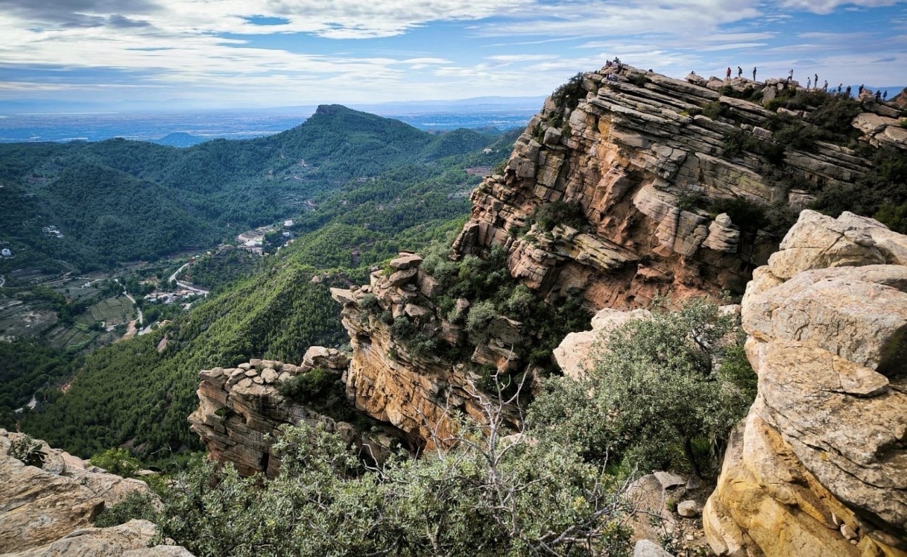 Hiking to Garbí & picnic with view